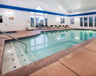 La Quinta Inn & Suites by Wyndham Newport - Newport - Pool