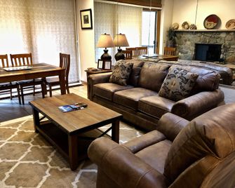 Junipine Resort - Sedona - Living room
