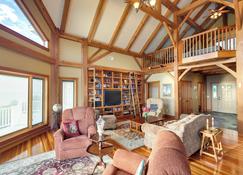 Waterfront Lake Champlain Home w\/ Hot Tub & Sauna! - Saint Albans - Living room
