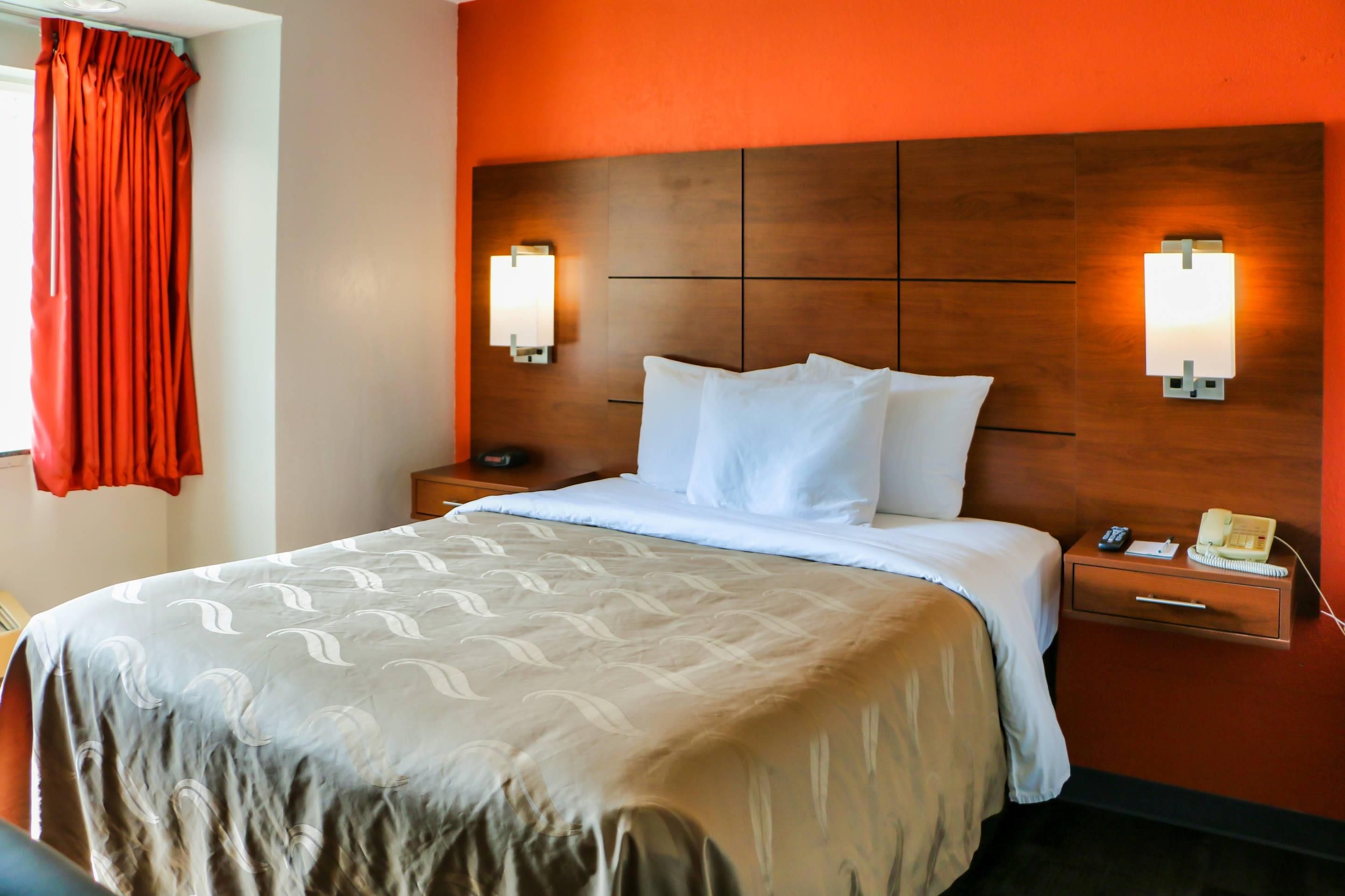Quality Inn & Suites Watertown Fort Drum - Calcium - Ložnice
