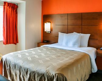 Quality Inn & Suites Watertown Fort Drum - Calcium - Ložnice