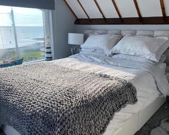 The Lifeboat & Seaview Terrace - Skerries - Bedroom