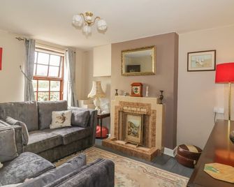Rose Cottage, Pet Friendly, With A Garden In Felixstowe, Suffolk - Ipswich - Living room