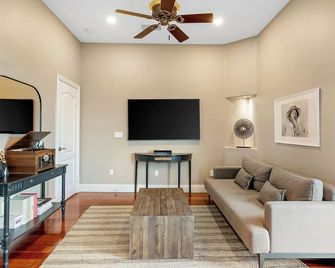 Colina by AvantStay | Private Mountain Top Oasis w/ Pool, Hot Tub, Putting Green - Murrieta - Living room