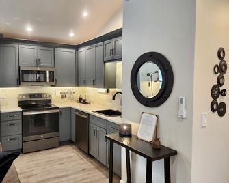 Dean's Garage: Deluxe Cottage for Moto Enthusiasts - Auburn - Küche