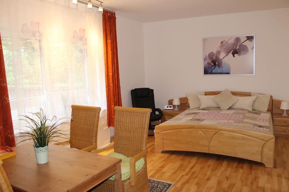 Quiet apartment in the green south of Munich - München - Huiskamer