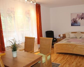 Quiet apartment in the green south of Munich - München - Huiskamer