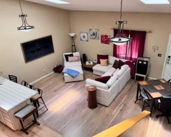 Adorable Taos Townhome - Taos - Living room