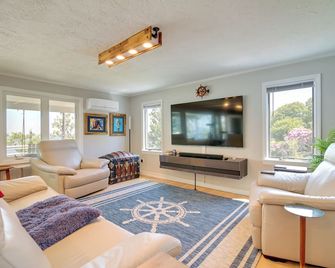 Bayfront Home w/ Deck - 4 Mi to Downtown Plymouth! - Plymouth - Salon