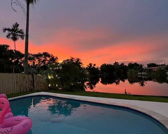 Luxurious Lake View Pool and Gaming Villa - Miramar - Piscina