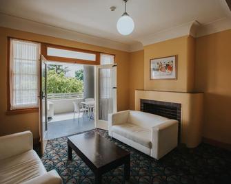Port Macquarie Hotel - Port Macquarie - Living room
