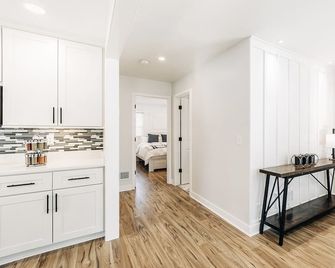Beautiful luxury home freshly renovated with big yard, seating & grill pad - Cottage Grove