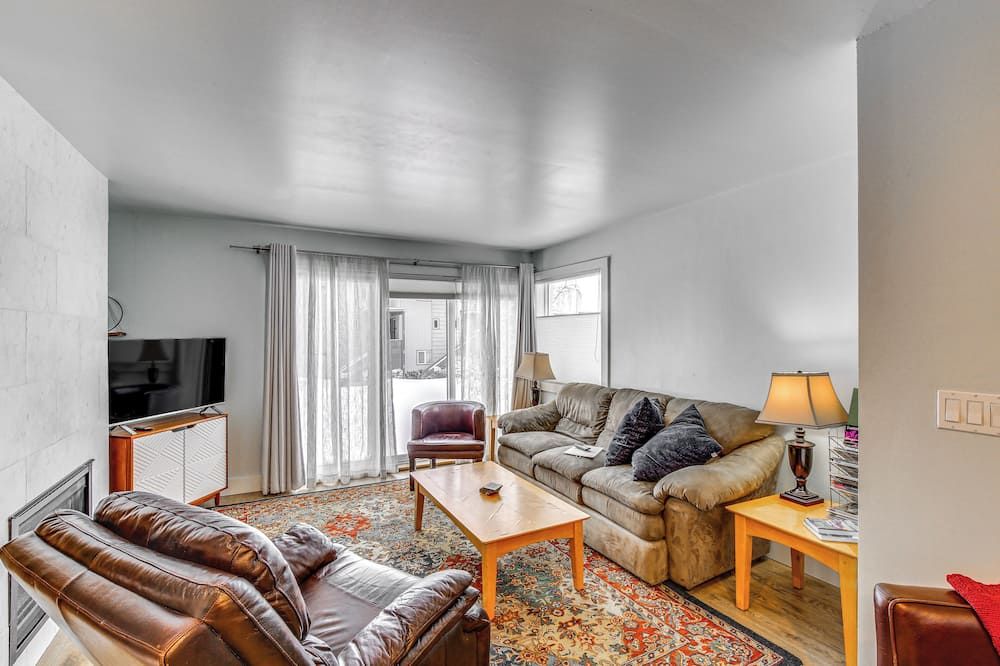 Near Hiking Cozy Anchorage Retreat with Fireplace! - אנקוראג' - סלון