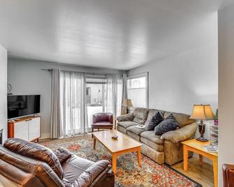 Near Hiking Cozy Anchorage Retreat with Fireplace! - Anchorage - Living room