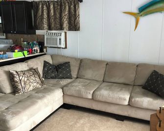 Mabel Lake Lakefront Summer cabin & bunk house with beach, dock and large deck - Enderby - Living room