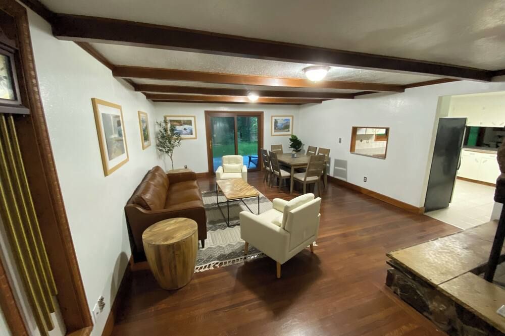Charming River Front 3 Bed/3 Ba Home, Pet Friendly, Hot Tub, Ping Pong, Foosball - Brightwood - Sala de estar