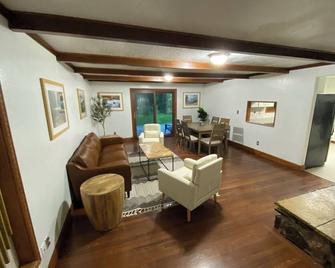 Charming River Front 3 Bed/3 Ba Home, Pet Friendly, Hot Tub, Ping Pong, Foosball - Brightwood - Living room