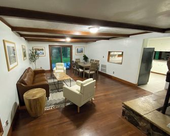 Charming River Front 3 Bed/3 Ba Home, Pet Friendly, Hot Tub, Ping Pong, Foosball - Brightwood - Sala de estar