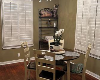 Charming 2-bedroom house in welcoming quiet Hondo w HEAT AC, WiFi, cable - Hondo - Jídelna