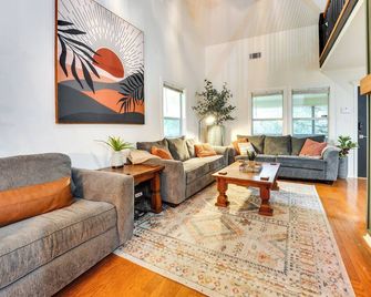 Riverfront Cuero Vacation Home with Spacious Deck! - Cuero - Sala de estar