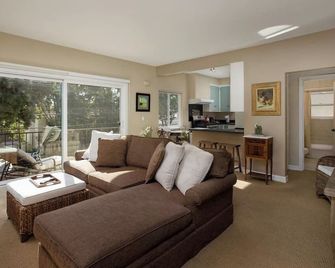 Affordable Beach Getaway - Santa Barbara - Living room