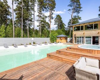 Hölick Tallen 2 by Interhome - Hudiksvall - Pool
