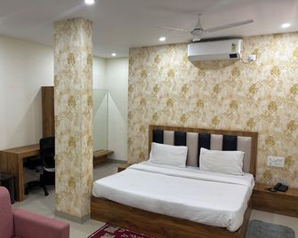 Hotel Arraj - Raipur - Ložnice