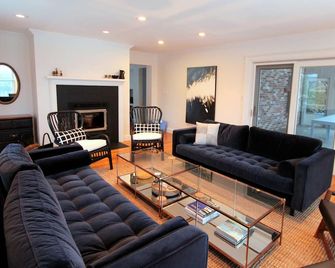 Luxury 4 Bdrm Farmhouse, sleeps 12, near Grey Highlands, Blue Mountain, Meaford - Meaford - Living room