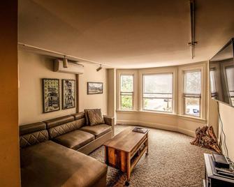 Quirky Downtown Loft - Harrisburg - Living room