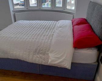 Remarkable 3-Bed House in Hounslow - Hounslow - Bedroom