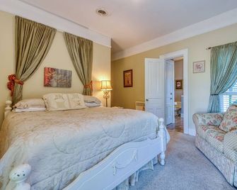 Historical Monroe Manor - Magnolia Room - South Haven - Bedroom