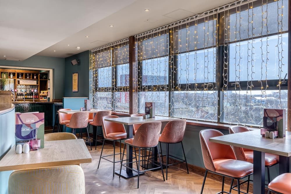 بريميير إن س وثامبتون سيتي س نتر