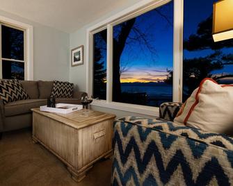 Looking Glass Beachfront Inn - Grand Haven - Living room