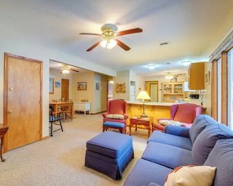 Cozy Cottage w/ Sunroom - Walk to Higgins Lake! - Roscommon - Sala de estar