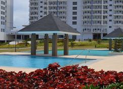 Blowing in the Wind - Lake View Apartments - Tagaytay - Kolam
