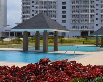 Blowing in the Wind - Lake View Apartments - Tagaytay - Pool