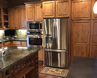 Secluded 3 bedroom River front cabin + man cave - Markleeville - Kitchen