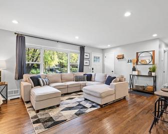 Remodeled Home, King Beds, Fast Wifi - Minnetonka - Living room