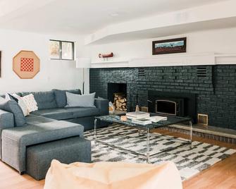 Narrows Nook - Prince Edward County Waterfront - Deseronto - Living room