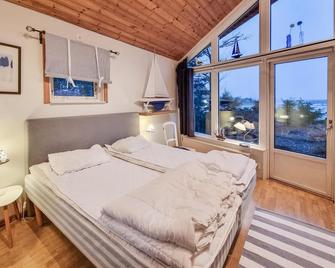 Stunning home in Lidköping with house sea view - Lidköping - Schlafzimmer
