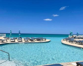 Casa Azul welcomes you to a stunning ocean view condo steps away from the beach - Bailey Town - Pool