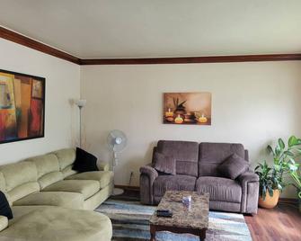 Cozy, king and queen bed Indiana home! - Hammond - Living room