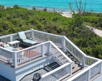 The Domino offers guests three levels of elevated, private and spacious living! - Green Turtle Cay - Balcon