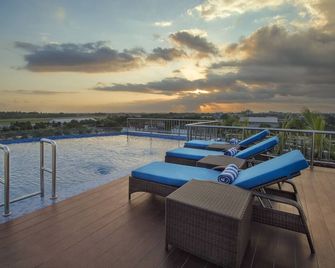 Platinum Adisucipto Hotel & Conference Center - Yogyakarta - Pool