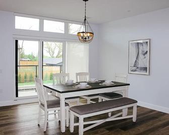 New The Carlyle 200 Grand Bend - Grand Bend - Dining room