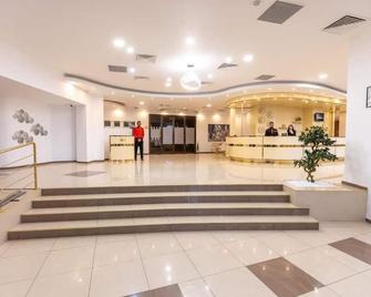 Hotel Sir Royal - Bukarest - Receptionist