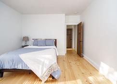 Very Cozy, 2 Bedroom Farmhouse Apartment 2nd FL - Lancaster - Bedroom