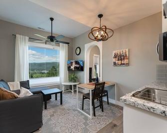 Kalama Oaks Lodge, Cozy Budget Suite - River views over the Columbia Bluff - Kelso - Wohnzimmer