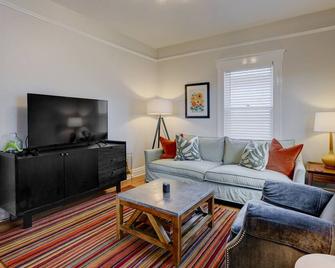 Adorable Downtown Cottage With Hot Tub - Colorado Springs - Huiskamer