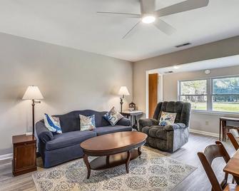 PET FRIENDLY! Charming vintage South Bethany Beach vacation home on a canal with deck and boat dock is just perfect for a family get-away! - Fenwick Island - Sala de estar
